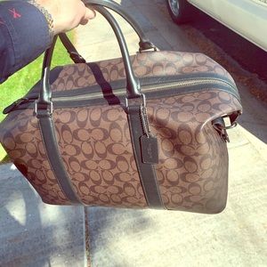 Coach voyager in signature canvas.